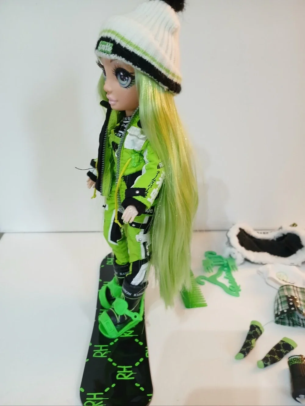 Rainbow High Winter Break Jade Hunter With Second Outfit & Accessories